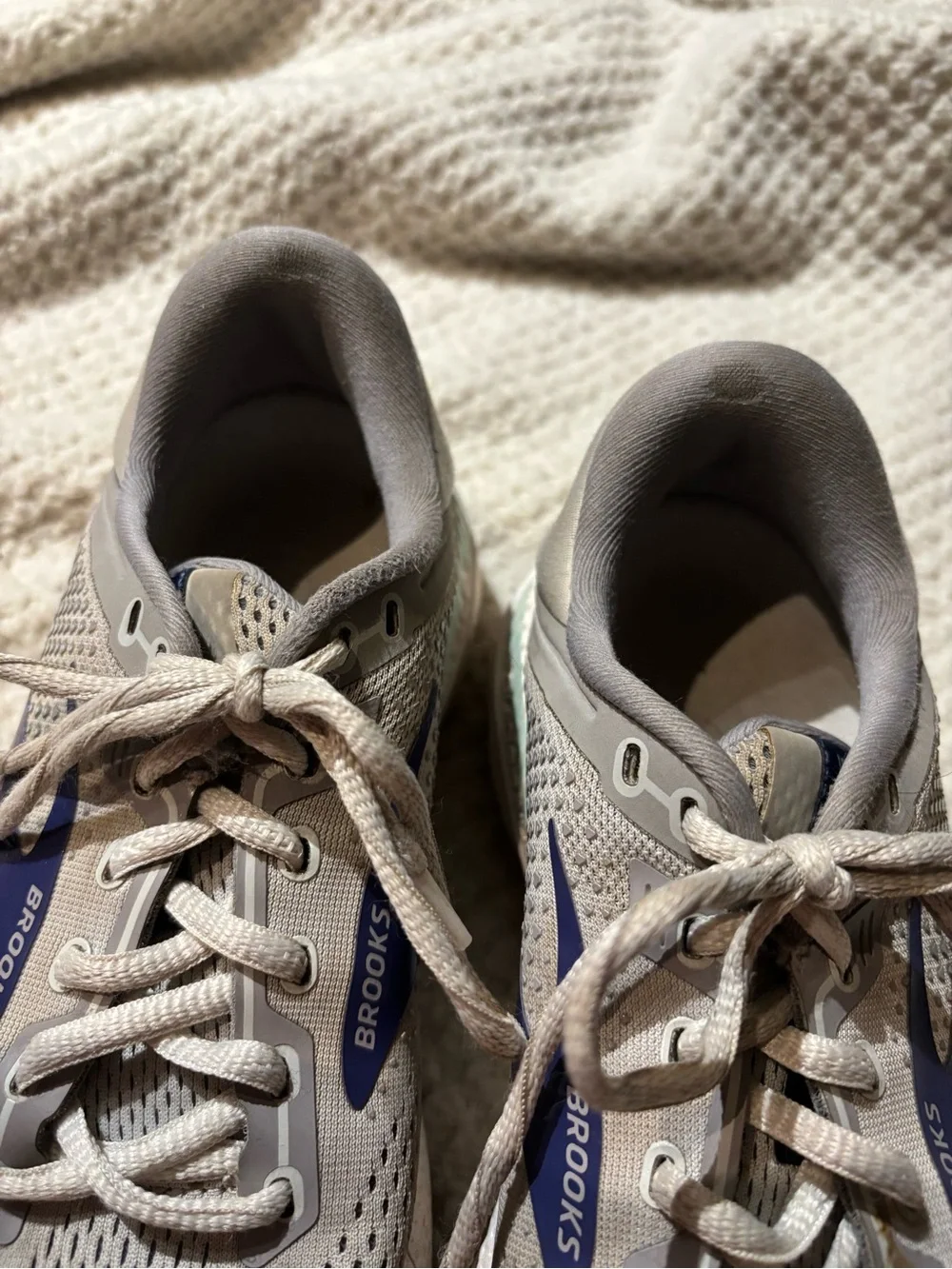 Brooks Adrenaline GTS 22 Women's Running Sneakers Size 9 Athletic Athlete Sporty